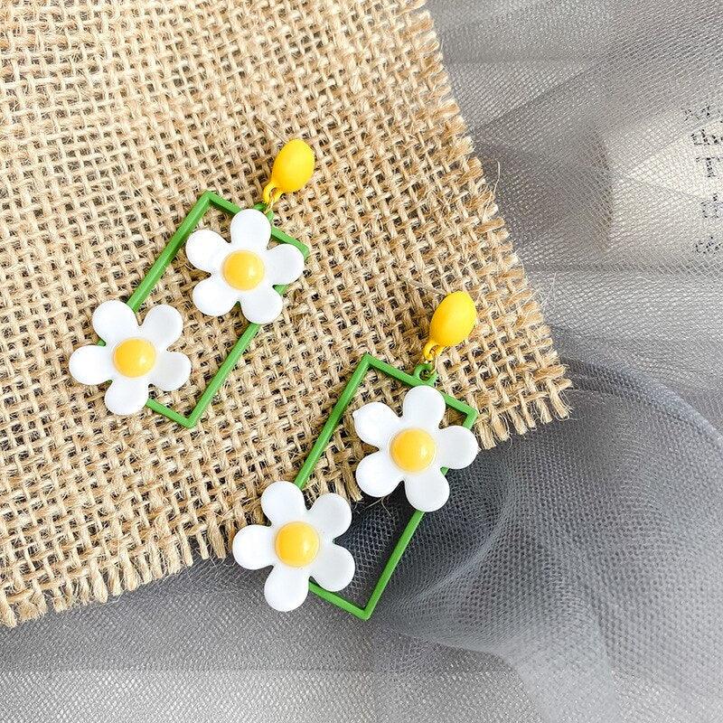 Small Flower Daisy Earrings - ODDSALTBoutique